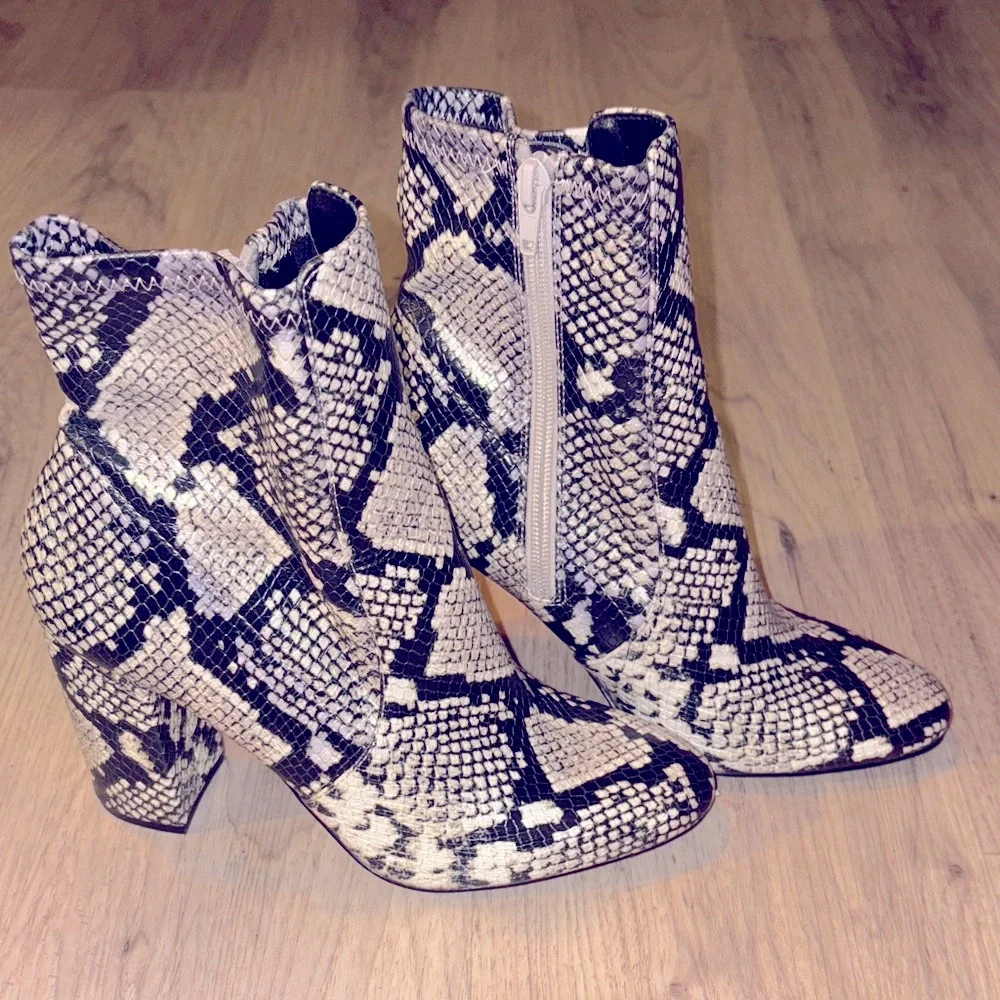 Aldo Snakeskin Patterned Ankle Boots 3 inch tall size 7.5